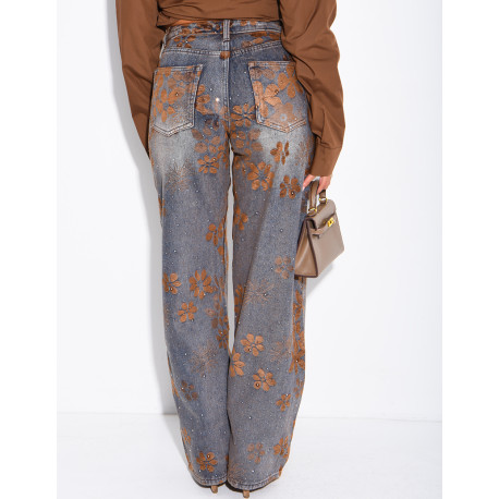Weit geschnittene Jeans im Washed-Look mit gestickten Samtblumen und Strasssteinen