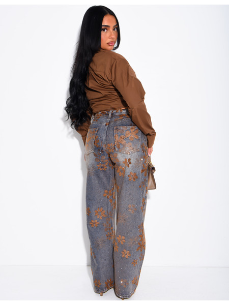 Weit geschnittene Jeans im Washed-Look mit gestickten Samtblumen und Strasssteinen