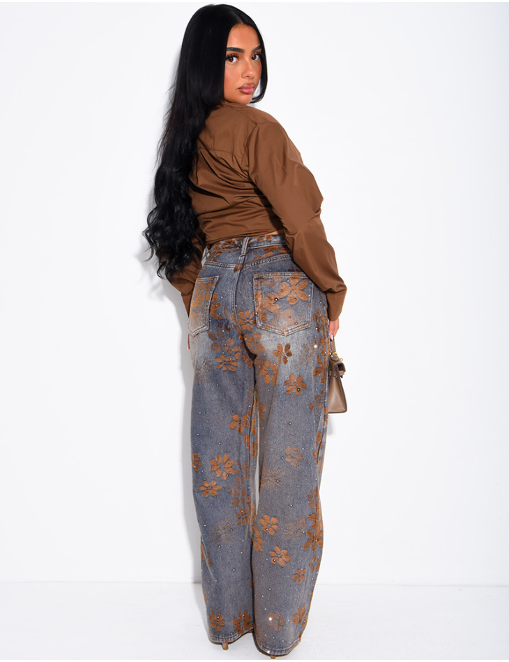 Weit geschnittene Jeans im Washed-Look mit gestickten Samtblumen und Strasssteinen