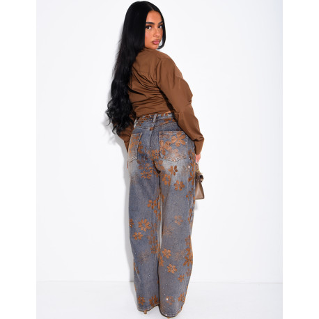 Weit geschnittene Jeans im Washed-Look mit gestickten Samtblumen und Strasssteinen