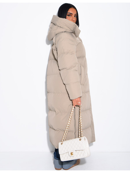 Lange Daunenjacke mit Kapuze