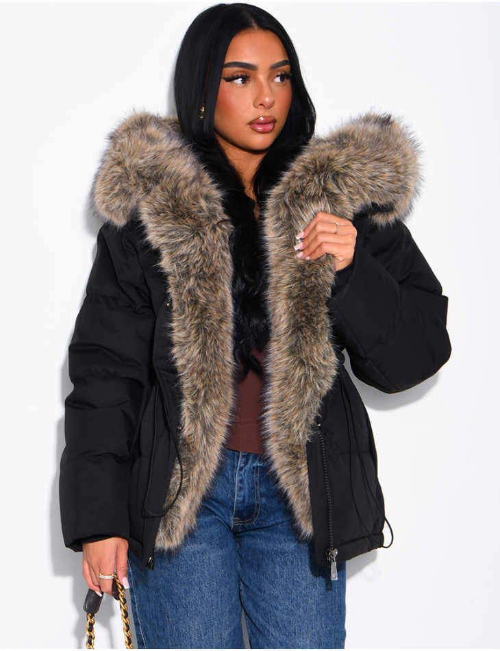 Mittellange Steppjacke mit Kapuze aus Kunstfell Gerade, mittellange Passform