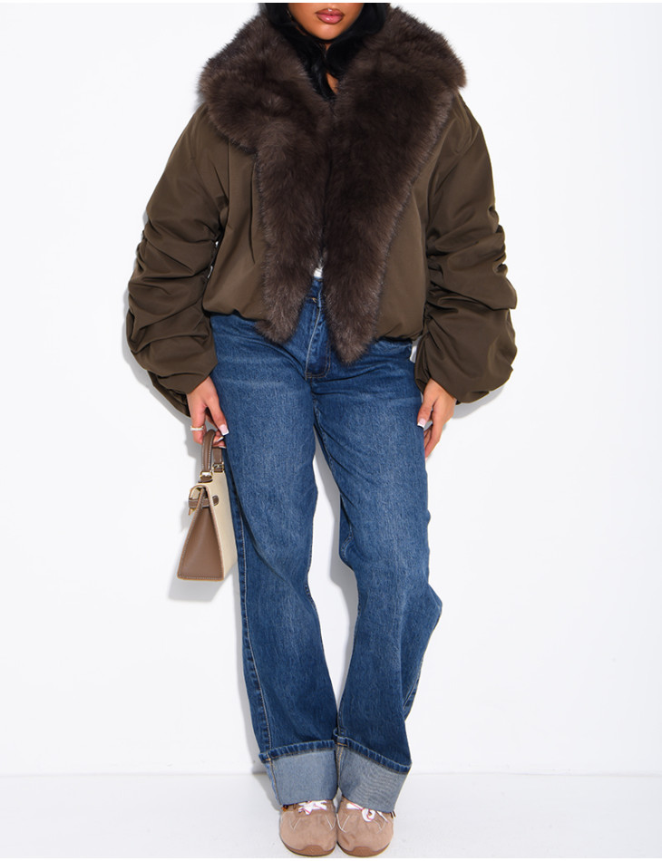 Kurze Daunenjacke mit Kunstfell und drapierten Ärmeln