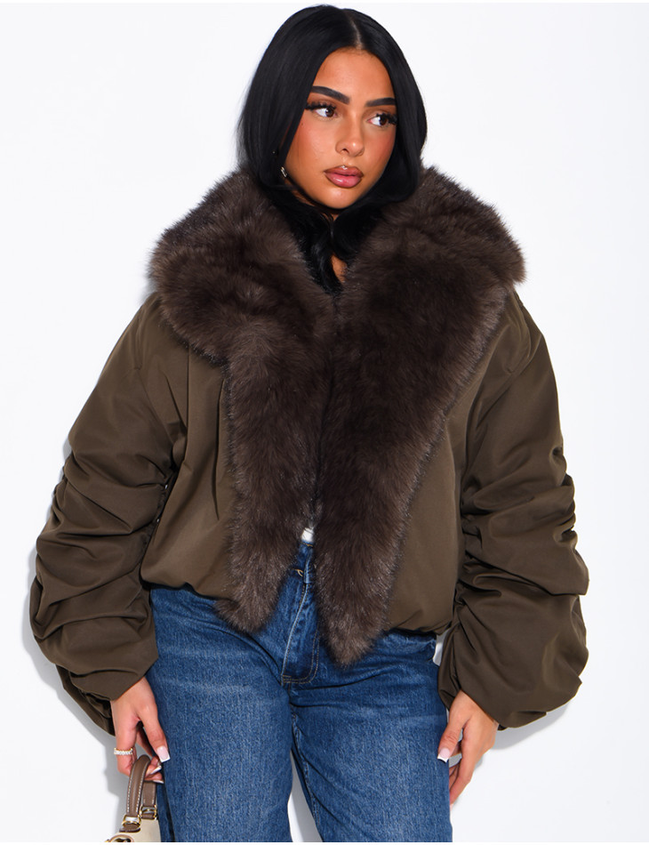 Kurze Daunenjacke mit Kunstfell und drapierten Ärmeln