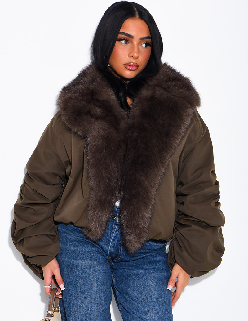 Kurze Daunenjacke mit...