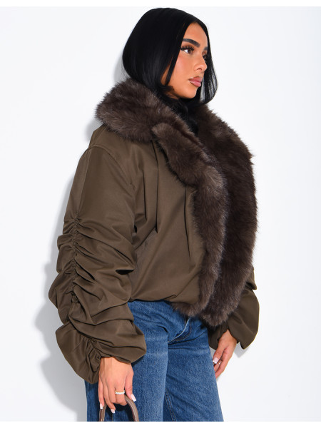 Kurze Daunenjacke mit Kunstfell und drapierten Ärmeln