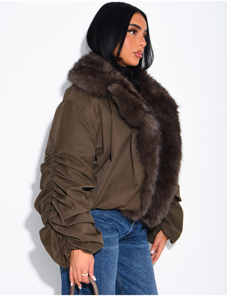 Kurze Daunenjacke mit Kunstfell und drapierten Ärmeln