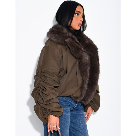 Kurze Daunenjacke mit Kunstfell und drapierten Ärmeln