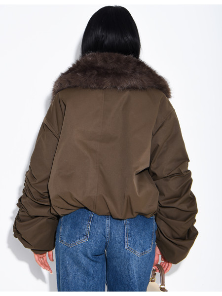 Kurze Daunenjacke mit Kunstfell und drapierten Ärmeln