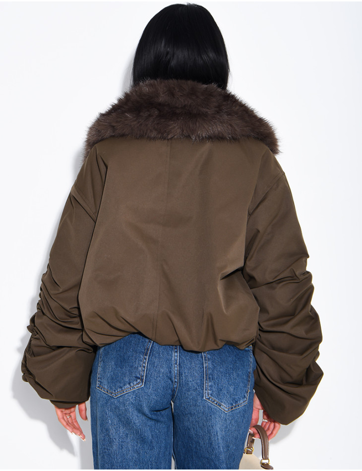 Kurze Daunenjacke mit Kunstfell und drapierten Ärmeln