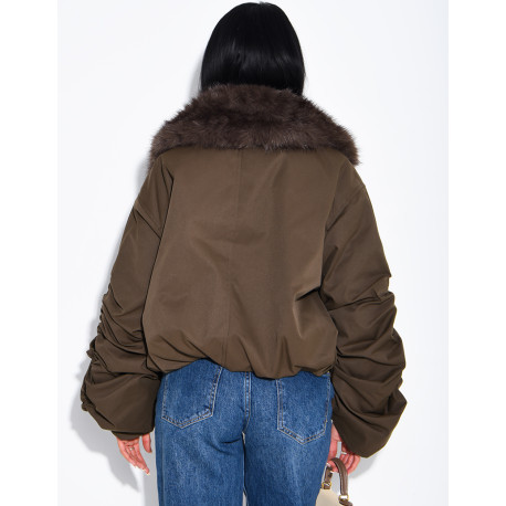 Kurze Daunenjacke mit Kunstfell und drapierten Ärmeln