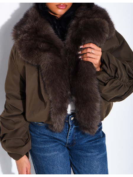 Kurze Daunenjacke mit Kunstfell und drapierten Ärmeln