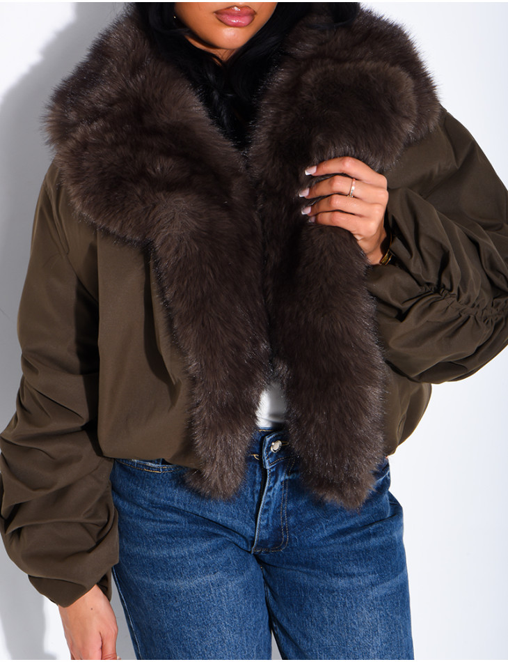 Kurze Daunenjacke mit Kunstfell und drapierten Ärmeln