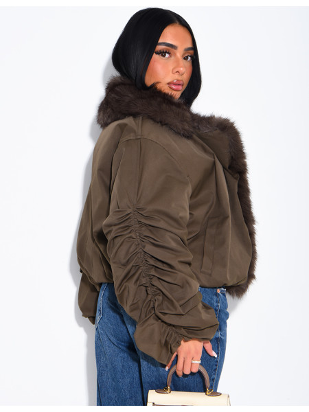 Kurze Daunenjacke mit Kunstfell und drapierten Ärmeln