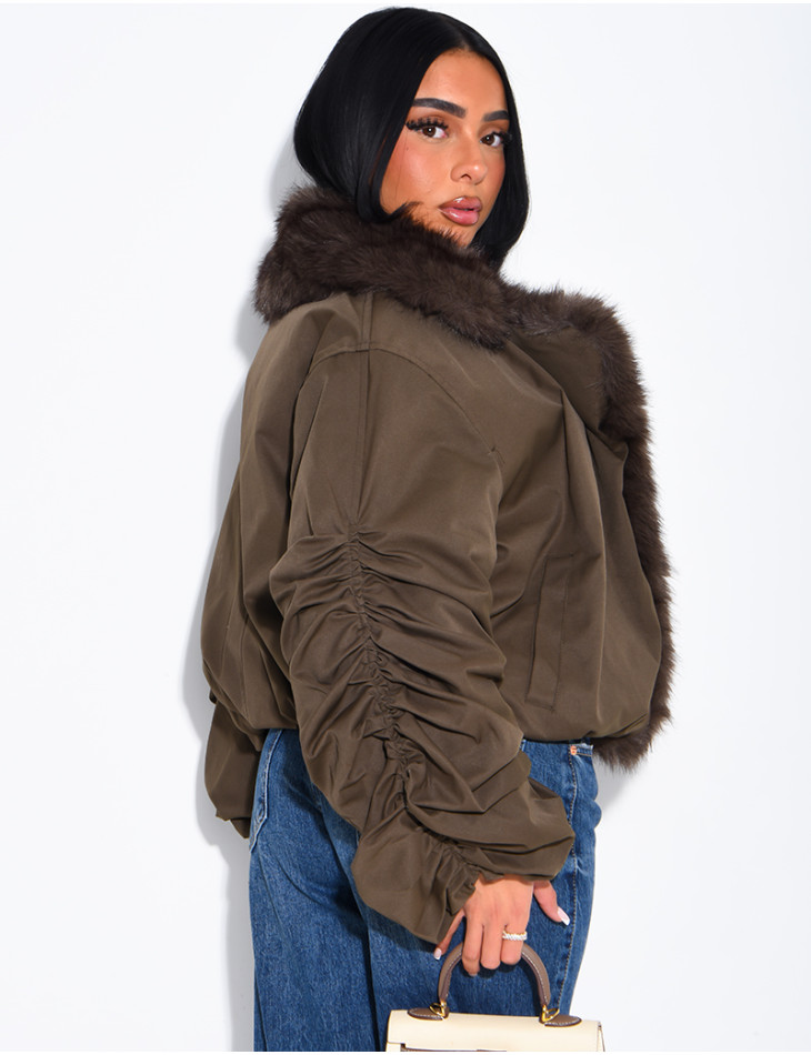 Kurze Daunenjacke mit Kunstfell und drapierten Ärmeln