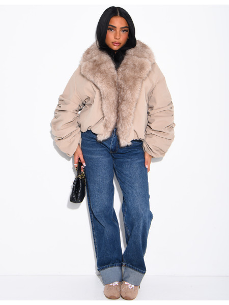 Kurze Daunenjacke mit Kunstfell und drapierten Ärmeln
