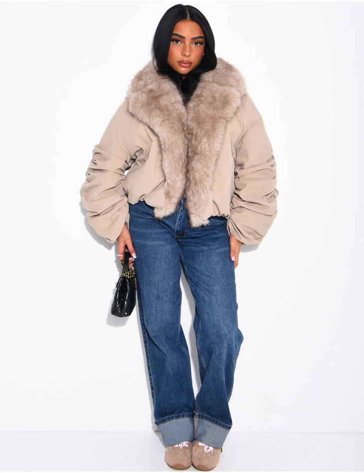 Kurze Daunenjacke mit Kunstfell und drapierten Ärmeln
