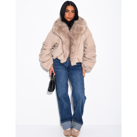 Kurze Daunenjacke mit Kunstfell und drapierten Ärmeln