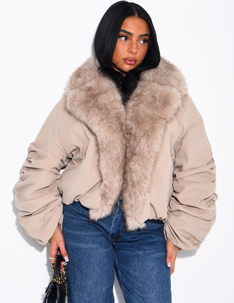 Kurze Daunenjacke mit...
