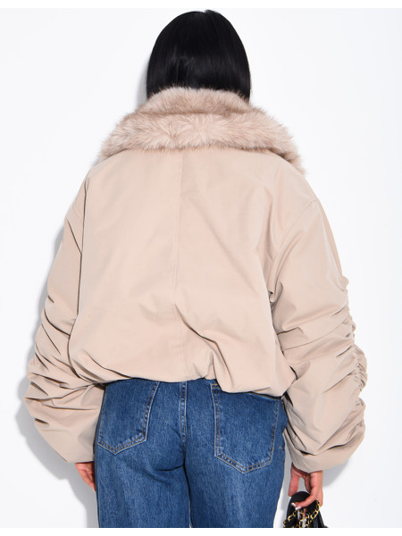 Kurze Daunenjacke mit Kunstfell und drapierten Ärmeln