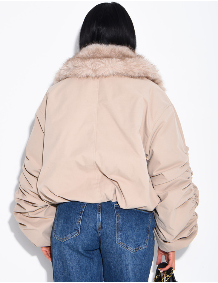 Kurze Daunenjacke mit Kunstfell und drapierten Ärmeln