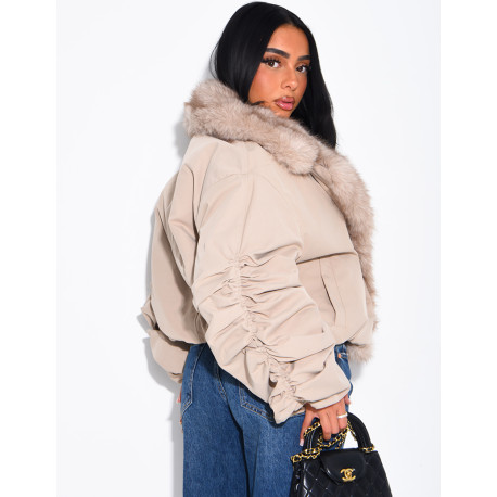 Kurze Daunenjacke mit Kunstfell und drapierten Ärmeln