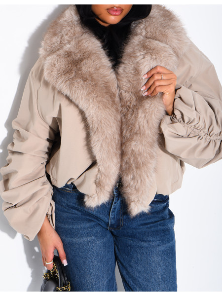 Kurze Daunenjacke mit Kunstfell und drapierten Ärmeln