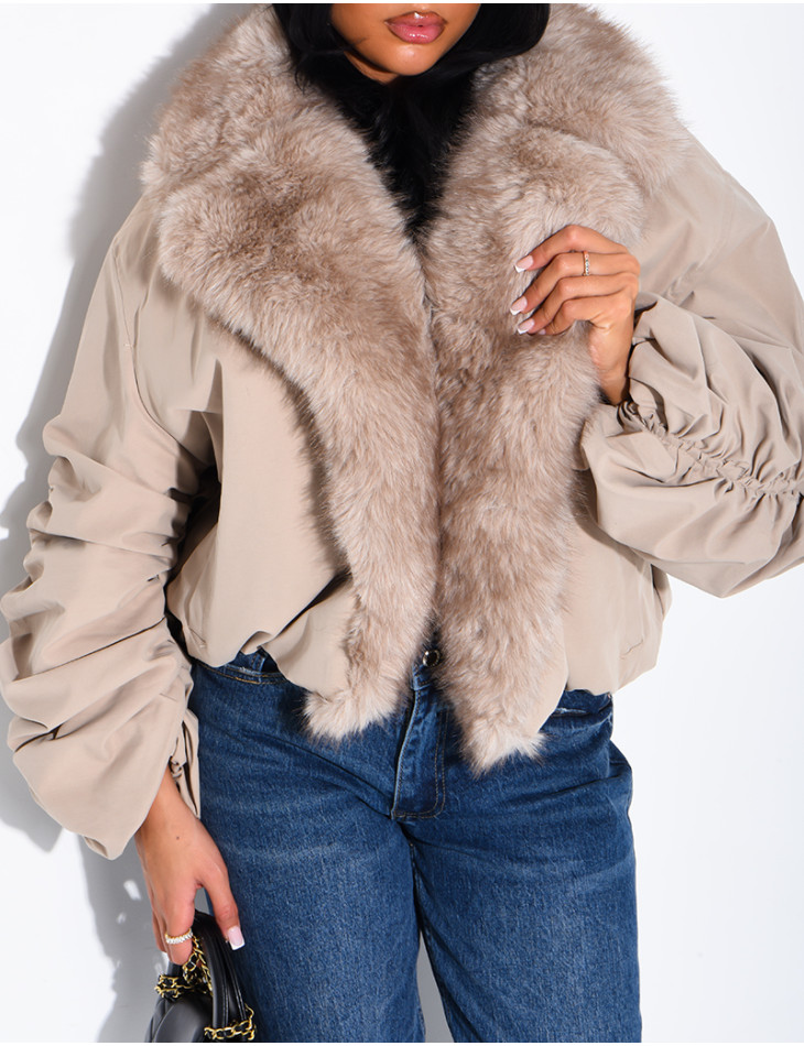 Kurze Daunenjacke mit Kunstfell und drapierten Ärmeln