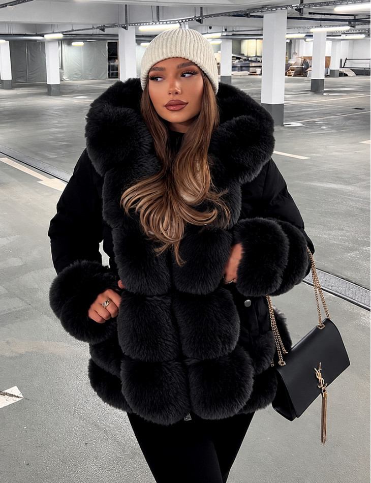 Gesteppte Daunenjacke mit Pelz