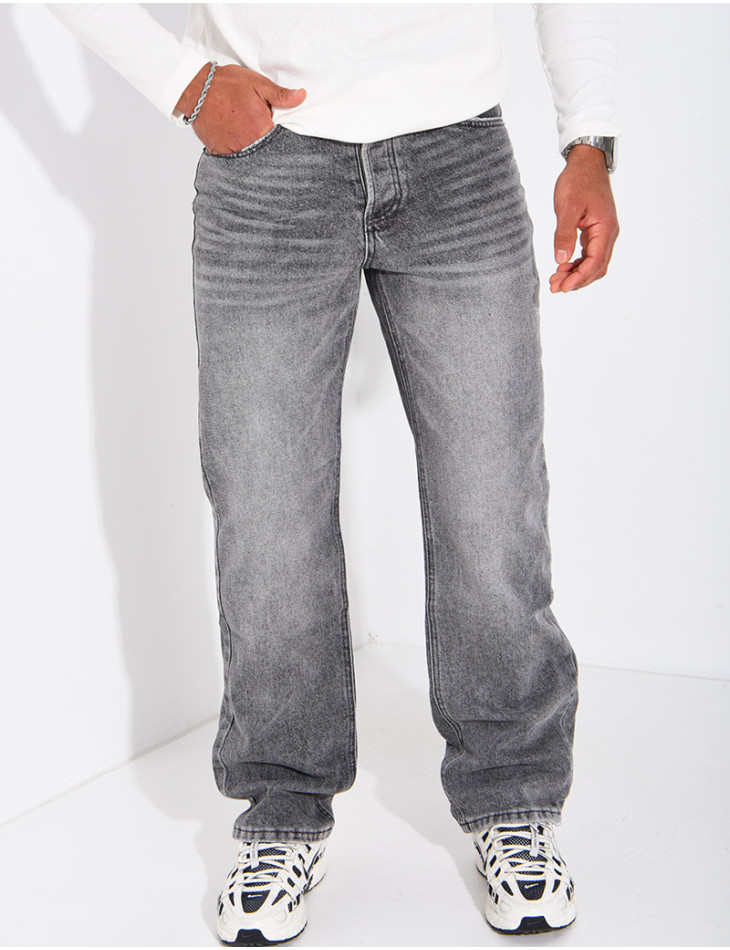 Straight cut, classic fit and slightly loose leg