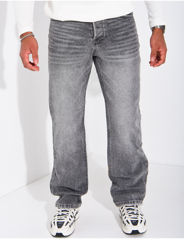 Straight cut, classic fit and slightly loose leg