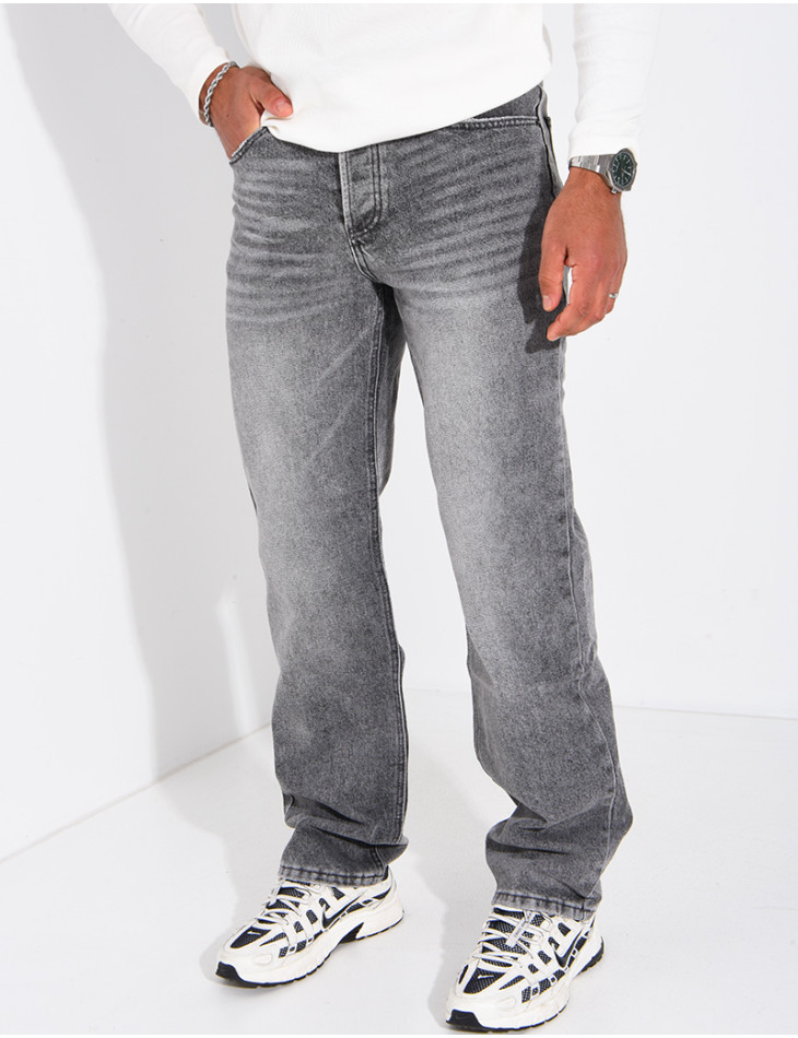 Straight cut, classic fit and slightly loose leg