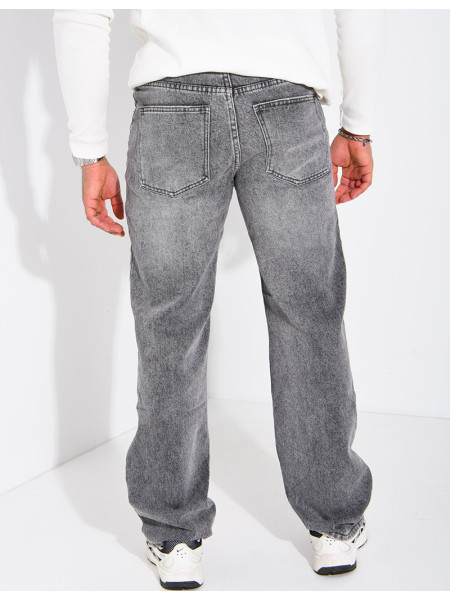 Straight cut, classic fit and slightly loose leg
