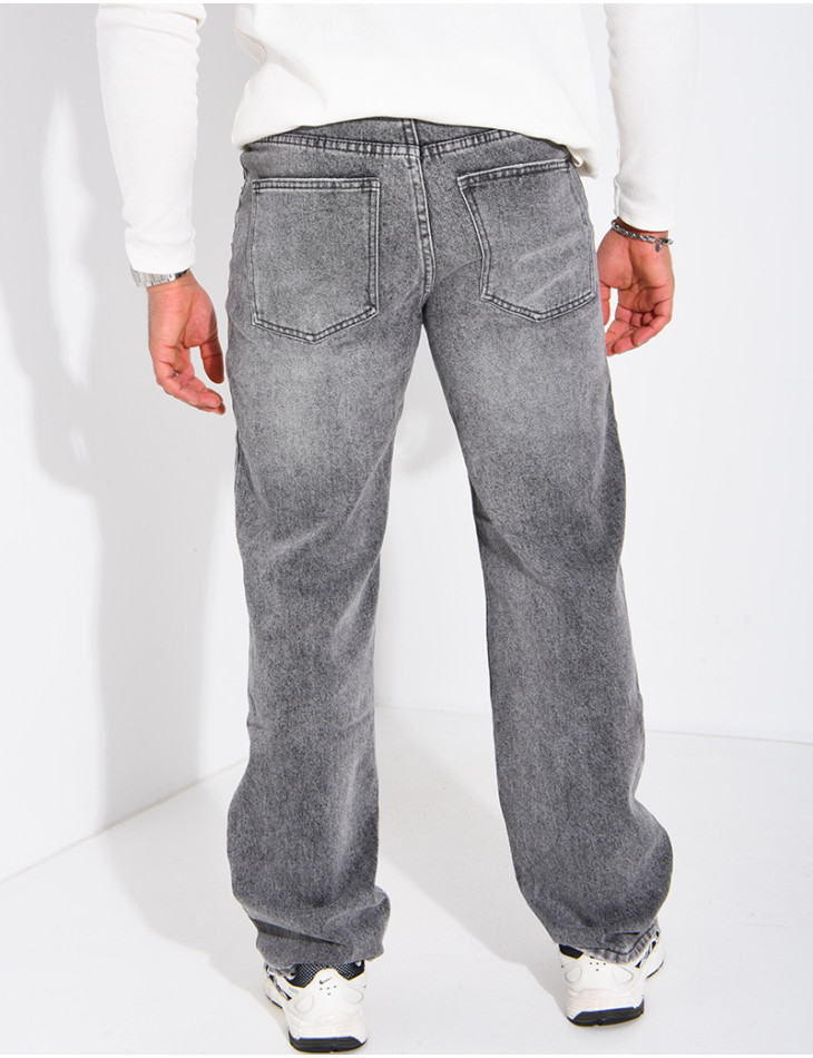 Straight cut, classic fit and slightly loose leg