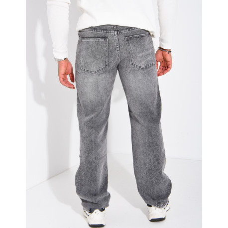 Straight cut, classic fit and slightly loose leg