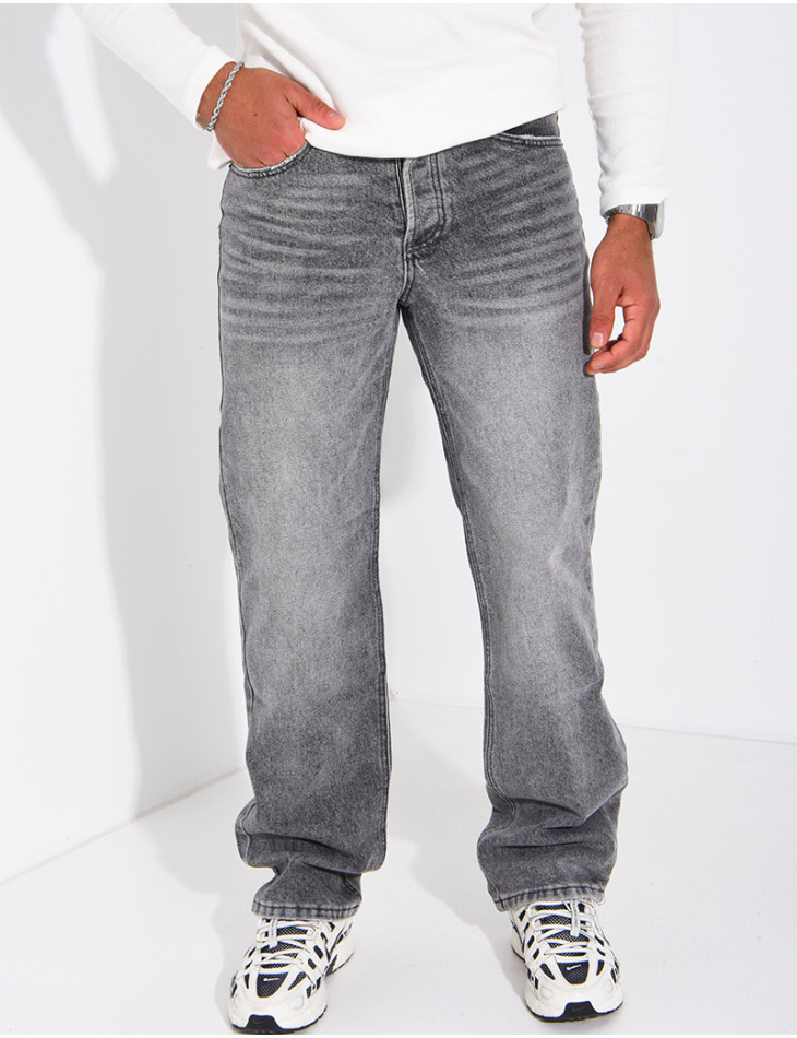 Straight cut, classic fit and slightly loose leg